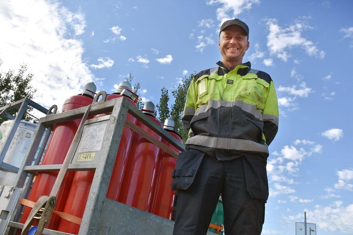De tunge gassflaskene må ofte bæres opp og ned trapper uten heis. Det skal med andre ord ikke stå på trimmen i arbeidstiden. Foto: Stein Inge Stølen