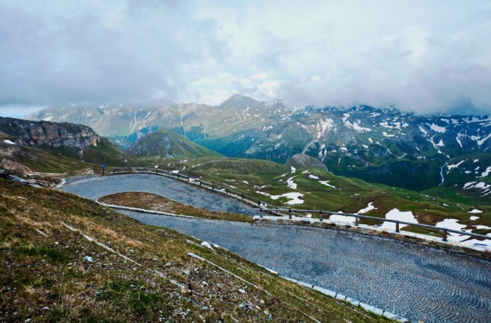 ØSTERRIKE: Veien over Grossglockner-passet i de østerrikske alper. Fjellet Grossglockner er 3798 meter over havet. Foto: Colourbox
