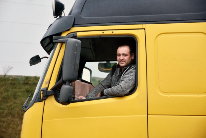 Arbeidsgiveren til polske Vladek Vlodzimierz Picur nekter å tilrettelegge for ekstern overnatting for sjåførene. Derfor tvinges han til å bo i bilen i flere måneder i strekk. Foto: Stein Inge Stølen