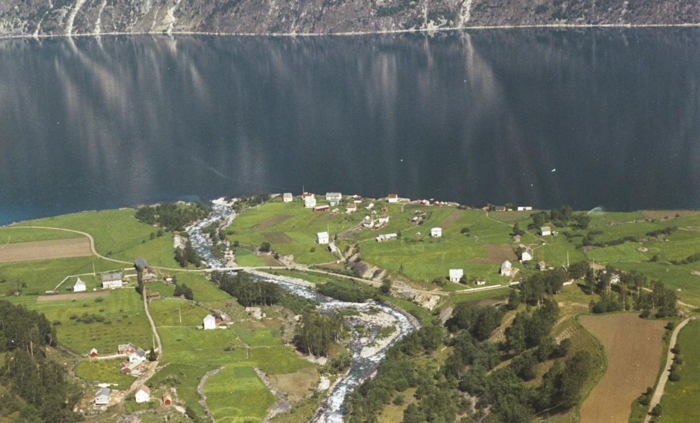 Ferga fra Kaupanger gikk vanligvis rett forbi den lille bygda der Hovland vokste opp. Men med litt godsnakking kunne det hende kapteinen gjorde et stopp også her. Foto: Widerøes Flyselskap AS