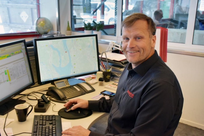 Ringstad Transports «håndverk» er å tilby detaljoppfølging til kunder med høye krav til kvalitet. Da må man ha stålkontroll på hvor bilene er til enhver tid. Med fem befraktere ansatt på fulltid sikres kontinuerlig kundekontakt. Terje Ringstad har vært med fra starten og er daglig leder i bedriften. Foto: Stein Inge Stølen