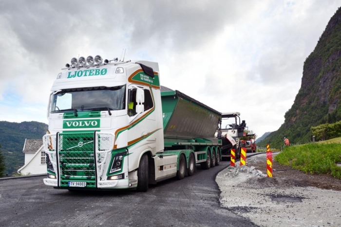 Ole Aarbergsbotten er kun 19 år, men håndterer allerede asfaltbilen som en proff. Foto: Lars Thorvaldsen