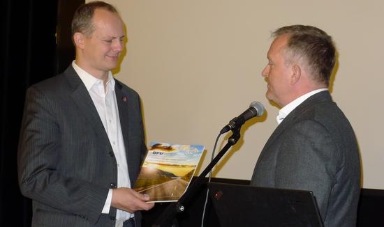 Her overrekker OFV-direktør Øyvind Solberg Thorsen den ferske rapporten til samferdselsminister Ketil Solvik-Olsen. Foto: OFV