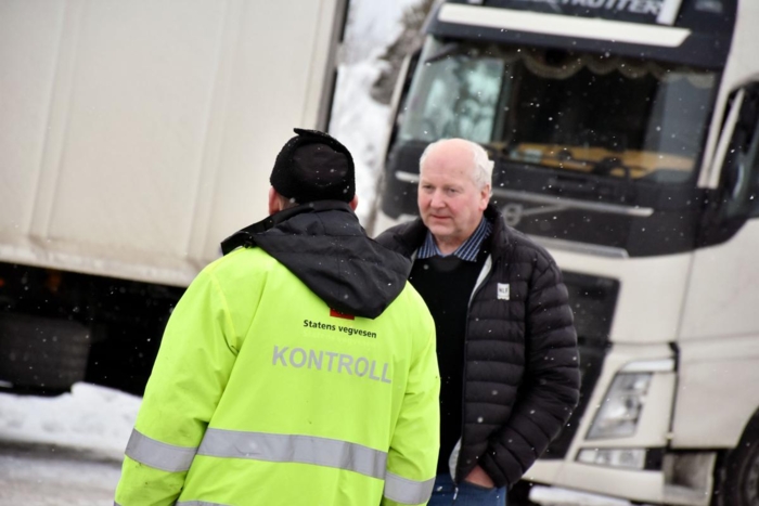 Forbundsleder Tore Velten lærer mye av kontrollørene ved Romerike kontrollstasjon. Den hvite lastebilen i bakgrunnen har nettopp fått ilagt et forelegg på 60 000 kroner for ulovlig kabotasje, som ble vedtatt på stedet. Foto: Stein Inge Stølen