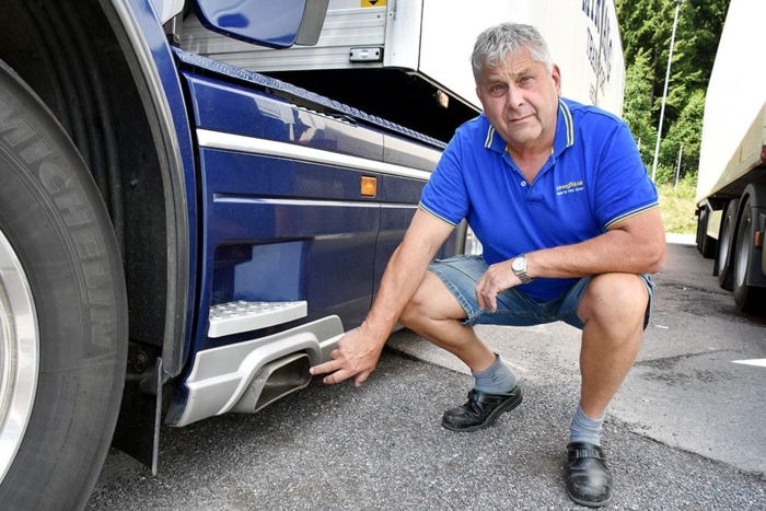 Kalle er veldig imponert over rensesystemet på sin Scania R730 med Euro VI-teknologi. Foto: Stein Inge Stølen