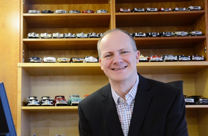 Samferdselsminister Ketil Solvik-Olsen er interessert i mer enn modellbiler. Transportnæringens kår og like konkurransevilkår er viktig for ministeren. Foto: Jan Harry Svendsen