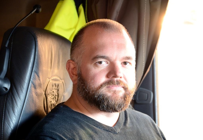 - Ved å bygge om gamle melkebiler kan vi tilby kommuner moderne brannbiler i svært god teknisk stand langt rimeligere og med større vannkapasitet enn hva en ny bil har, sier Kristian Warholm hos Slåttøy transport. Foto: Jan Harry Svendsen