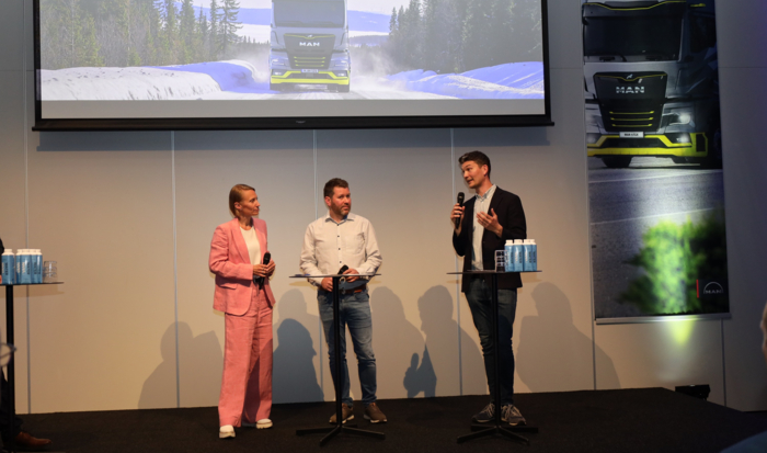 DEBATT: NLF-direktør Knut Gravråk i debatt om hydrogenbiler og Enova-støtte under lanseringen av MANs nye hydrogenbil. Her er han sammen med Ingebjørg Telnes Wilhelmsen fra Norsk Hydrogenforum og Bjørn Røst Kjørmo fra Grønt Landtransportprogram. Foto: Elisabeth Nodland