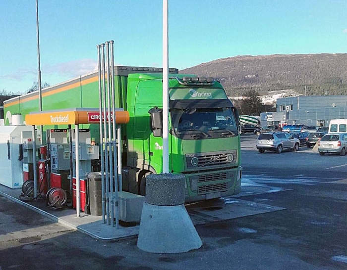 Her tas en annen utenlandsk aktør på fersken idet vedkommende fyller avgiftsfri diesel på Fauske - denne gangen selveste Bring. Her svindler den norske stat seg selv for avgifter. Foto: Tipser