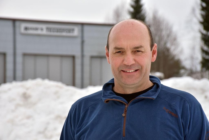 Knut Henning Ruud er daglig leder i Ruuds Transport. Han angrer ikke på at han satset på lærlingene Håvard Knauserud og Fredrik Fosshaug. Foto: Stein Inge Stølen
