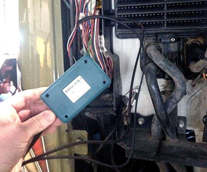 En slik boks, en såkalt emulator, brukes til å manipulere AdBlue-anlegget i moderne lastebiler. Utstyret er svært lett å få tak i. Foto: Volvo