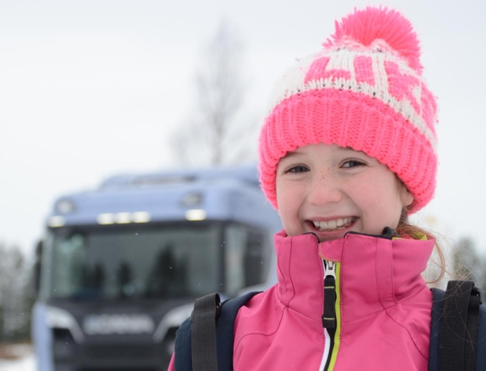 HOVEDROLLE: Jenny Larsen fra Brøttum er ti år gammel. Hun har hovedrollen i NLFs nye film som får en sentral plass i trafikksikkerhetspakken Venner på veien. (Foto : Jan Harry Svendsen)