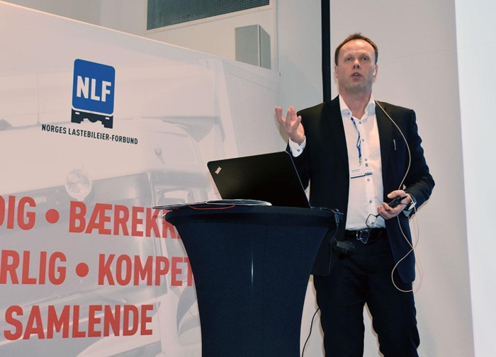 Robert Aksnes er en populær foreleser som gir kurset en ekstra dimensjon. Foto: Stein Inge Stølen