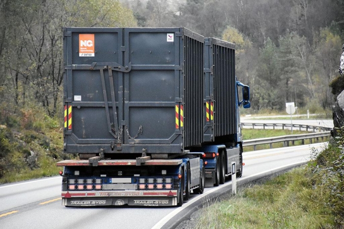 Det er svært viktig at last blir sikret på riktig måte. Nå har NLF laget nye rutinebeskrivelser for sikring av containere, betongelementer, samt generell lastsikring og rutiner ved tunnelbrann med tunge kjøretøy. Foto: Stein Inge Stølen
