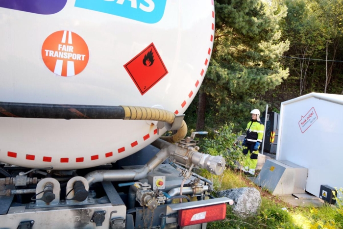 Tom Erik Johansen passer på at gassfyllingen går riktig for seg. Foto: Jan Harry Svendsen