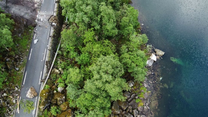 Riksveg 13 vil vere stengt til onsdag. Foto: Statens vegvesen