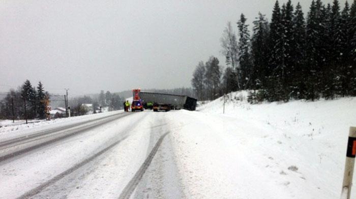 Det er spesielt på glatt føre at faren for saksing oppstår. Bildet er hentet fra en ulykke i Sverige der en øst-europeisk trailer sakset og kjørte inn i en trailer som kom i motgående kjørefelt. Ingen ble skadet i ulykken, men de materielle skadene på den svenske bilen var store. Foto: Anders Thomson