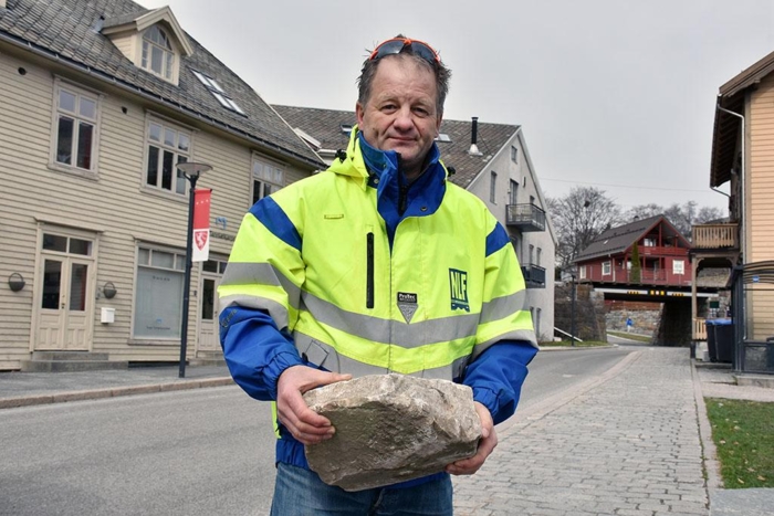 Hadde Torgils Rognes lastebil vært noen mikrosekunder senere ute, kunne det ha gått liv da den 24 kilo tunge steinen traff lastebilen i 2015. Foto: Stein Inge Stølen