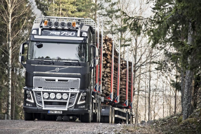 Volvos nye ESP-system gjør hverdagen litt sikrere, spesielt for sjåfører som kjører skogtransport. Foto: Volvo