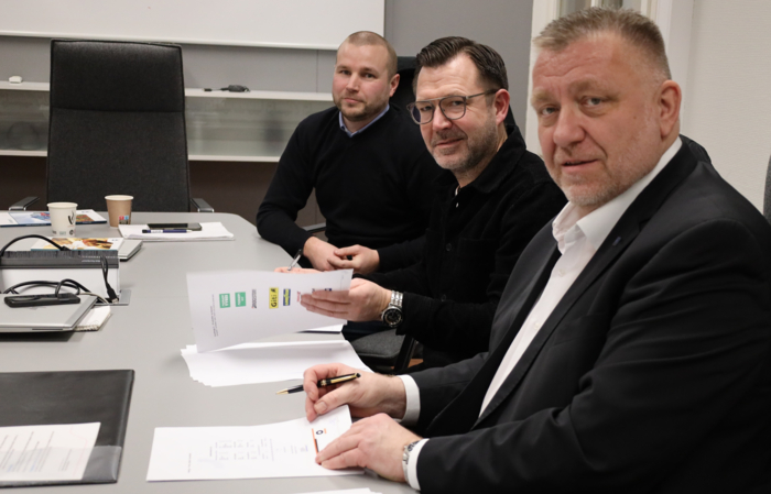 Vianor blir ny samarbeidspartner: Fra venstre, salgs manager B2B i Vianor, Roine Karlsson, commercial fleet manager i Vianor, Markus Eriksson og NLF-direktør, Geir A. Mo. Foto: Elisabeth Nodland