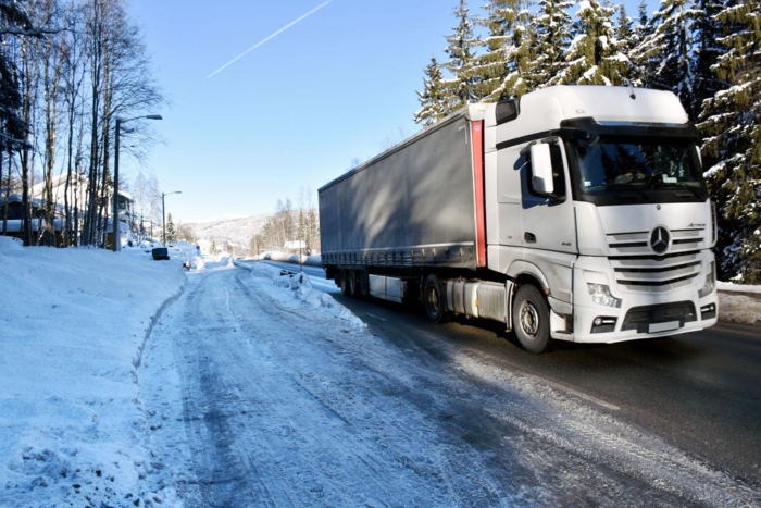 På sine faste ruter mellom Oslo og Bergen foretar de litauiske sjåførene ved Aksnessæther Transport AS bytte i denne busslommen på motsatt side av campingplassen. Lastebilen på bildet er ikke tilknyttet selskapet. Foto: Stein Inge Stølen
