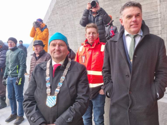 FORNØYD: Vang-ordfører, Vidar Eltun (til venstre) mener åpningen av E16 Kvamskleiva er viktig for alle som skal ferdes på E16 mellom Oslo/Bergen. Her står han sammen med statssekretær Jakob Bjelland i Samferdselsdepartementet. Foto: Guttorm Tysnes