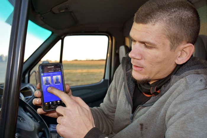 Med et tastetrykk får Espen kontakt med en døvetolk på videolink. Foto: Stein Inge Stølen