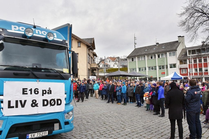 Et stort antall mennesker stilte opp for å markere sin misnøye med tilstanden på E16 Bergen-Voss. Foto: Stein Inge Stølen