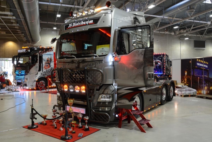 - Jeg pusser mye, medgir Thomas Skjørestad. Bilen er med i konkurransen Scandinavian Truck Trophy og lakkjobben er inspirert av filmen "The Expendables". (Foto: Jan Harry Svendsen)