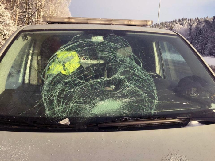 Slik kan det gå dersom en isblokk skulle løsne fra lastebilen og treffe en bakenforliggende bil. Foto: Bjørn Brekken