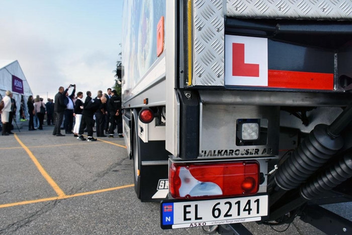 Statsministeren måtte kjøre med "L" på lasteluken - i dette tilfellet med dobbel betydning. Foto: Stein Inge Stølen