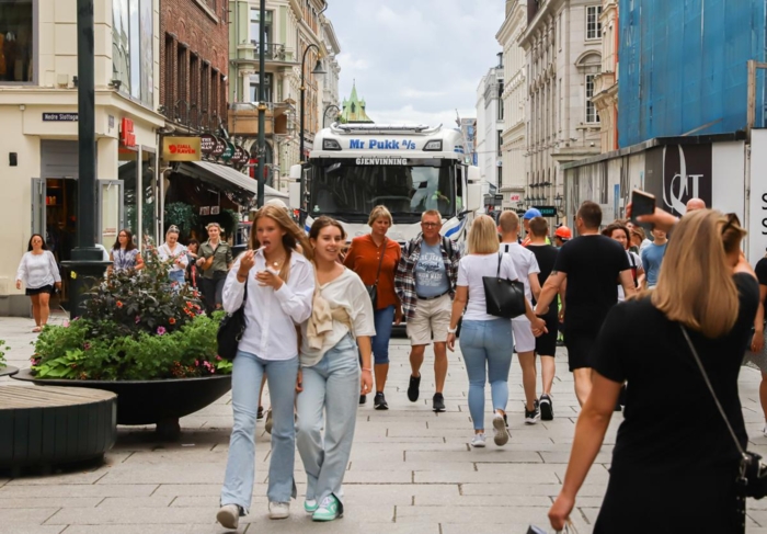 Noen lastebilsjåfører sliter med dårlige veier og rasfare, Aleksander har litt andre utfordringer. Foto: André Kjernsli