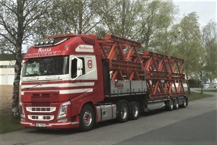 Odd Magne Kleppe har kjørt lastebil i 26 år, for tiden sitter han bak rattet i denne. Foto: Anita Kaasa