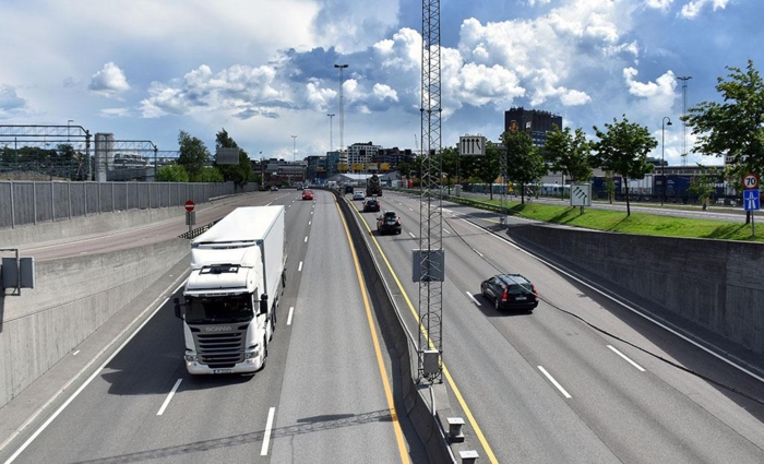 Lastebilsjåfører har et stort ansvar, både på veien blant andre trafikanter og som disponent av et stort kjøretøy som potensielt kan benyttes i terrorsammenheng. Foto: Stein Inge Stølen