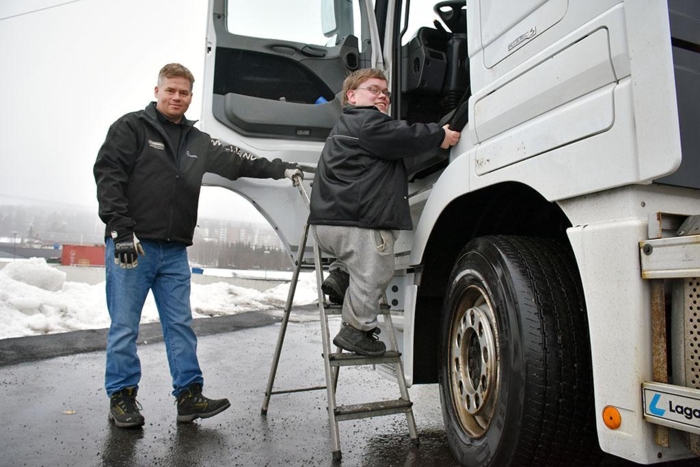 Kjøreleder Martin Sakshaug ved Lørenskog Distribusjon og Lager hjelper Jørgen å kartlegge særbehov før han begynner i jobben neste måned. Foto: Stein Inge Stølen