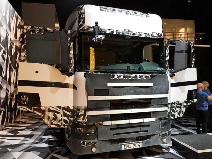 Dette er en av de autentiske testbilene som ble brukt under utviklingen av den nye lastebilen. Internt ble den kalt Malaga. Akkurat denne bilen har rullet rundt 200 000 kilometer i testøyemed. Foto: Jan Harry Svendsen