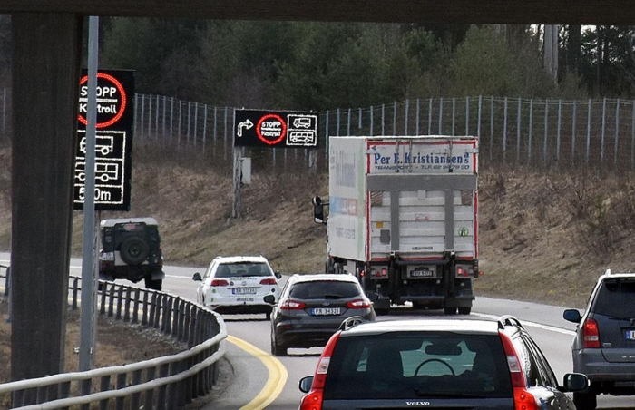 Når dette skiltet lyser, skal alle tunge kjøretøy sluses gjennom kontrollstasjonen. Noen velger imidlertid å snike seg unna. Foto: Stein Inge Stølen