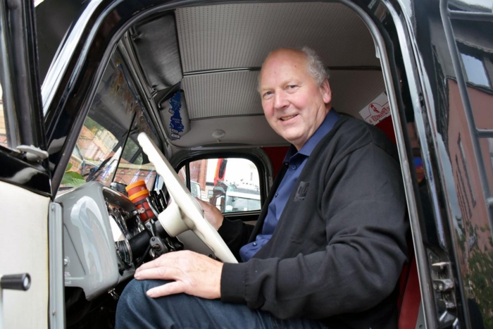 Bilinteressen har alltid vært tilstede hos Tore Velten. Her bak rattet på en veteranlastebil under Arendalsuka 2017. Foto: Stein Inge Stølen