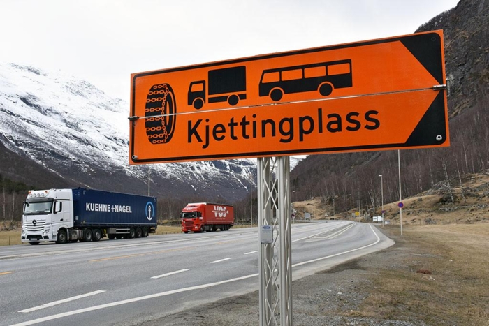 Legg på kjetting før det er for sent! Det gjelder både norske og utenlandske lastebilsjåfører. Illustrasjonsfoto: Stein Inge Stølen