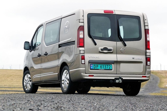 Bakdørene er delt. Som standard kommer Vivaro med skyvedør på høyre side. Skyvedør på venstre side kan leveres mot et pristillegg på 3500 kroner. Foto: Jan Harry Svendsen
