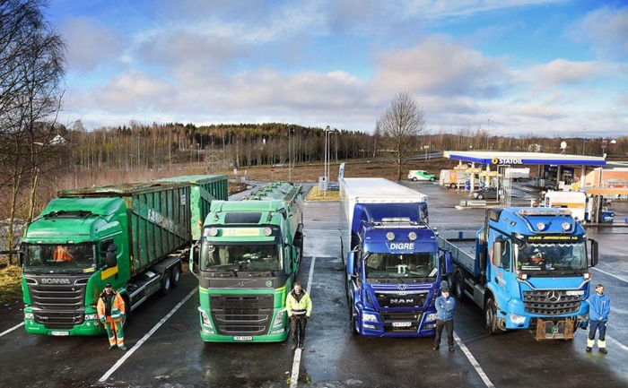 Scania, Volvo, Mercedes-Benz og MAN deltar på testen. Testsjåførene fra venstre: Torbjørn Hansen, Ole Birger Skrebergene, Odd Inge Hovin og Anders Sørum. Foto: Stein Inge Stølen