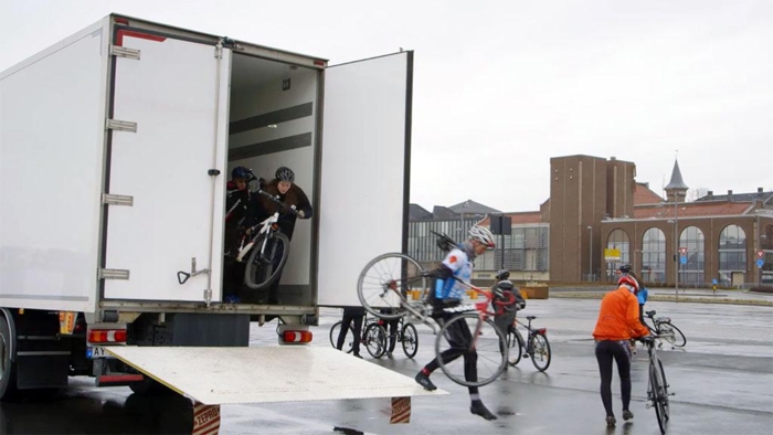 Mens den intetanende mannen sitter i førersetet, sniker et helt kobbel av syklister seg inn i blindsonen på lastebilen. Foto: Skjermdump, Youtube