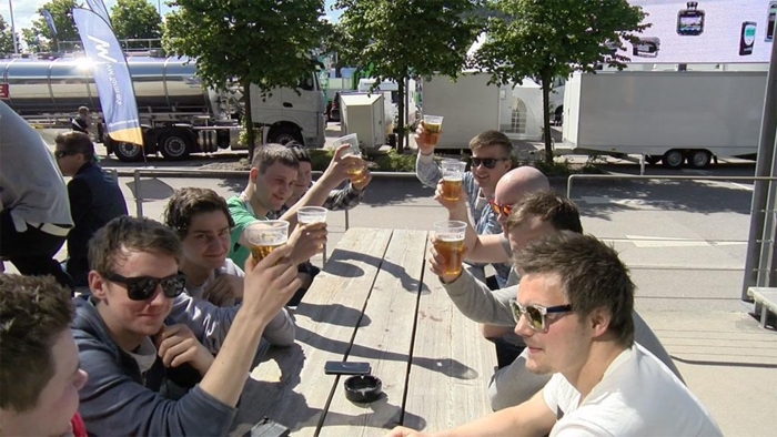 Det er god anledning til å nyte både mat og drikke, både ute og inne. Foto: Stein Inge Stølen