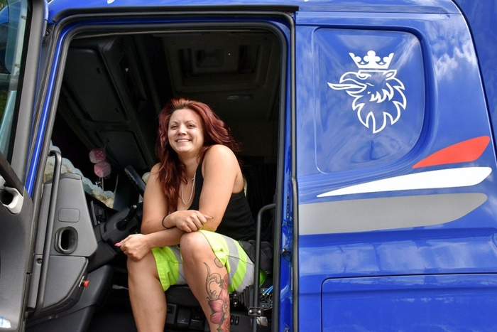 Jannike kjører for John Thollefsen AS og har vært i yrket i tre år. Foto: Stein Inge Stølen