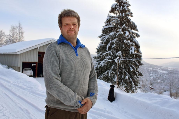 Dødtiden uten sertifikatet har Rudstaden brukt på gårdsarbeid hjemme på Dokka. Foto: Stein Inge Stølen