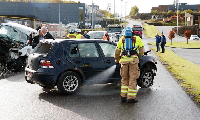 Forvridde vrakrester. Mennesker som er fastklemt og et lite barn i baksetet på Golfen. Det er virkingsfullt – og for de fremmøtte er det en lærerik opplevelse i hvordan man skal opptre på et skadested. Foto: Jan Harry Svendsen