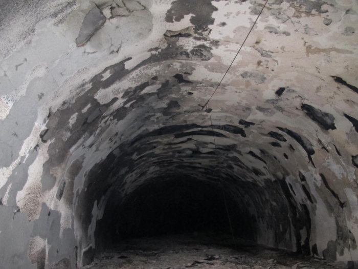 Skader på tunnelløpet på det stedet tanktilhengeren sto. Bildet er tatt i den retningen hvor røyken ble ventilert. Foto: Havarikommisjonen