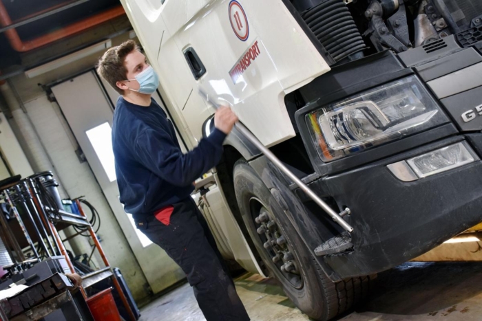 Med en latmannsarm jekker Hein raskt opp førerhytta for å få tilgang til  motoren. Foto: Stein Inge Stølen
