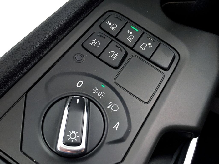 Sikkerhet har vært viktig under utviklingsprosessen. Ved hjelp av disse knappene kan man flytte fjernlyset ned slik at man slipper å blendes ved for eksempel kjøring i snøvær. Foto: Jan Harry Svendsen