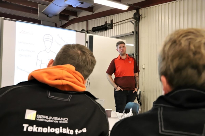 Marius Tangeland fra Posten fortalte om mulighetene Posten kunne tilby dersom man valgte å ta yrkessjåførutdanning. Foto: André Kjernsli